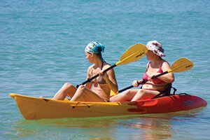 พายเรือคายัค : หาดทรายขาว รีสอร์ท, เกาะช้าง, ตราด, ประเทศไทย